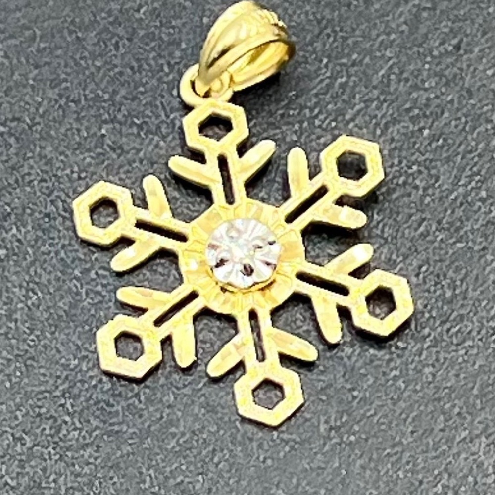 Jewel America (ZRW) 14k Yellow Gold Winter SnowFlake Diamond Accent Pendant